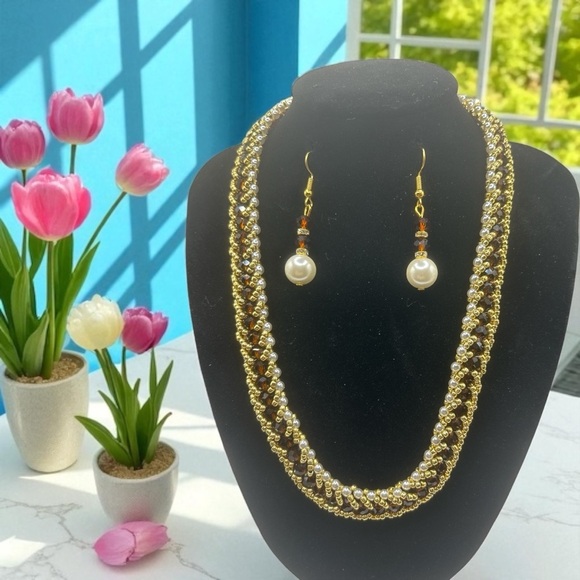 Elegant Gold and Pearl Jewelry Set - Picture 3 of 3